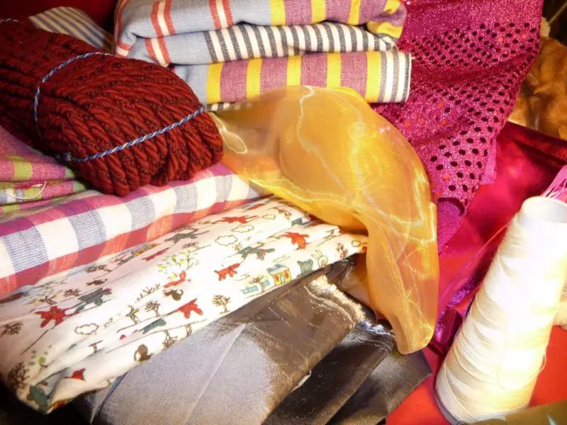 Z jakiego rodzaju tkaniny zrobić zasłony? 7 najlepszych opcji!